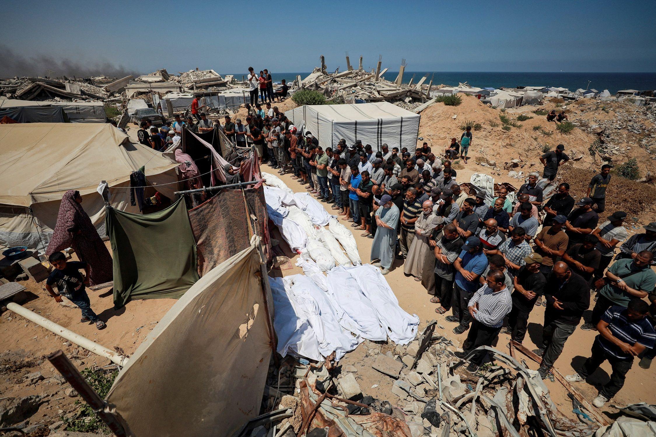 تقارير عن "تقدم ملحوظ" في مفاوضات غزة، وأكثر من "90" قتيلاً فلسطينياً خلال 24 ساعة 3 صلاة الجنازة على قتلى فلسطينيين في غزة