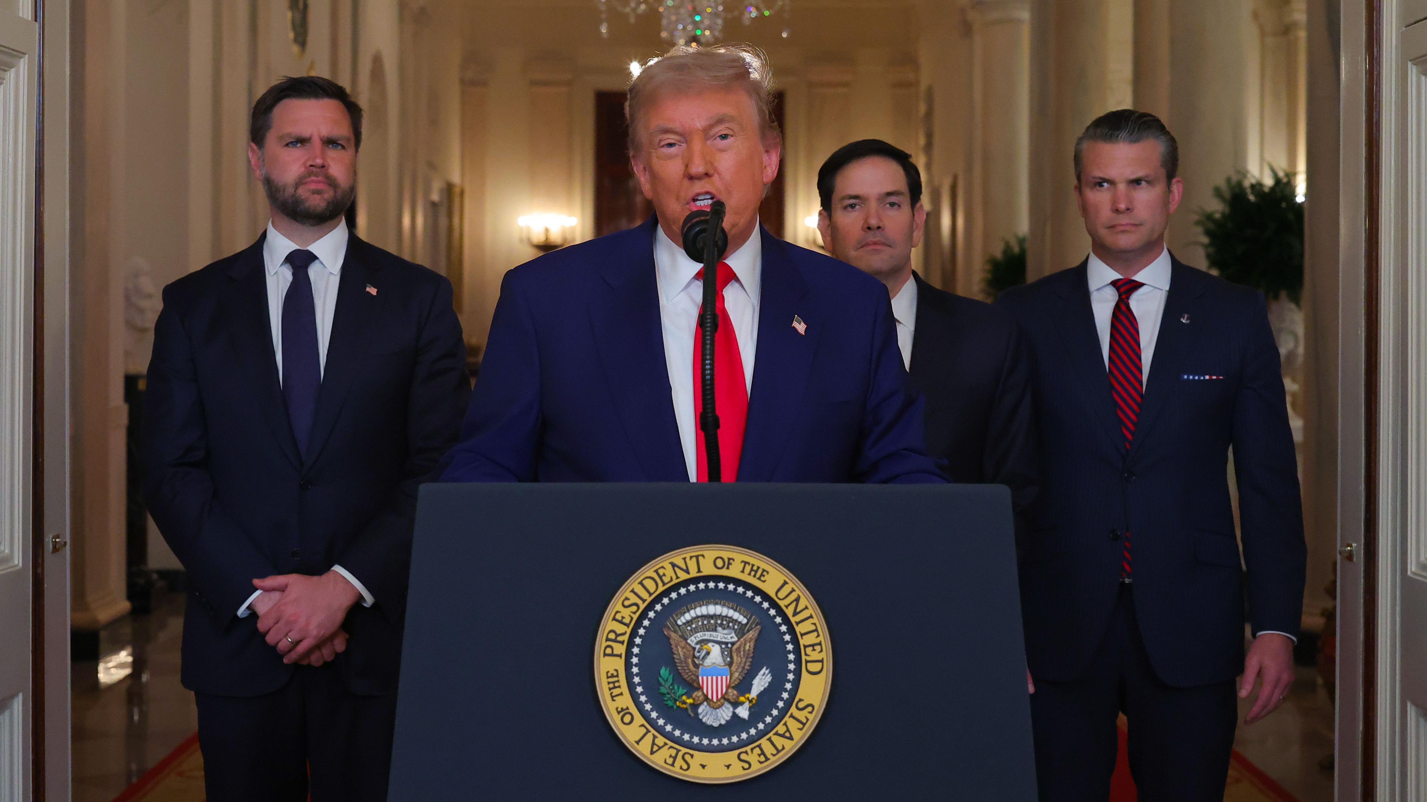 Trump, rodeado de el vicepresidente, JD Vance, el secretario de Estado, Marco Rubio, y el secretario de Defensa, Pete Hegseth