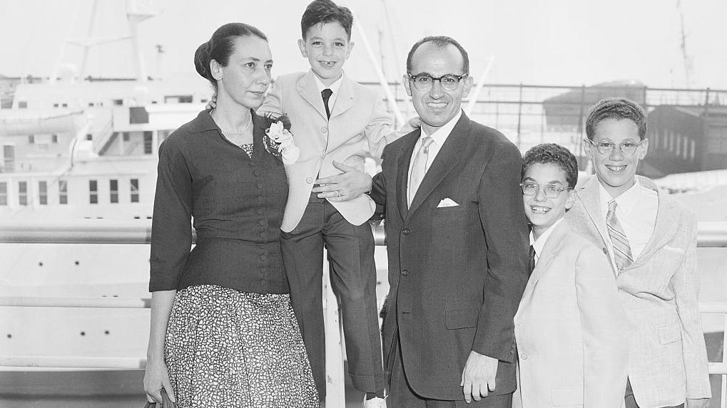 Jonas Salk junto a su esposa y sus tres hijos