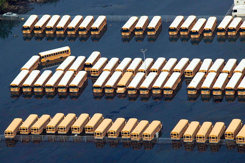 Filas de autobuses escolares en medio del agua