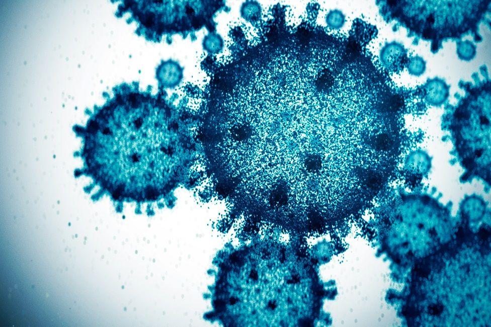 Imagen azul de computadora de un virus visto a través de un microscopio.