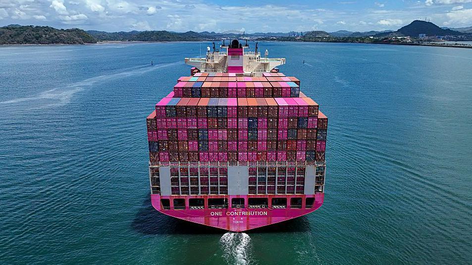 Vista aérea del buque portacontenedores One Contribution, navegando bajo bandera de Tokio, mientras ingresa al Canal de Panamá en la Ciudad de Panamá el 21 de abril de 2026.