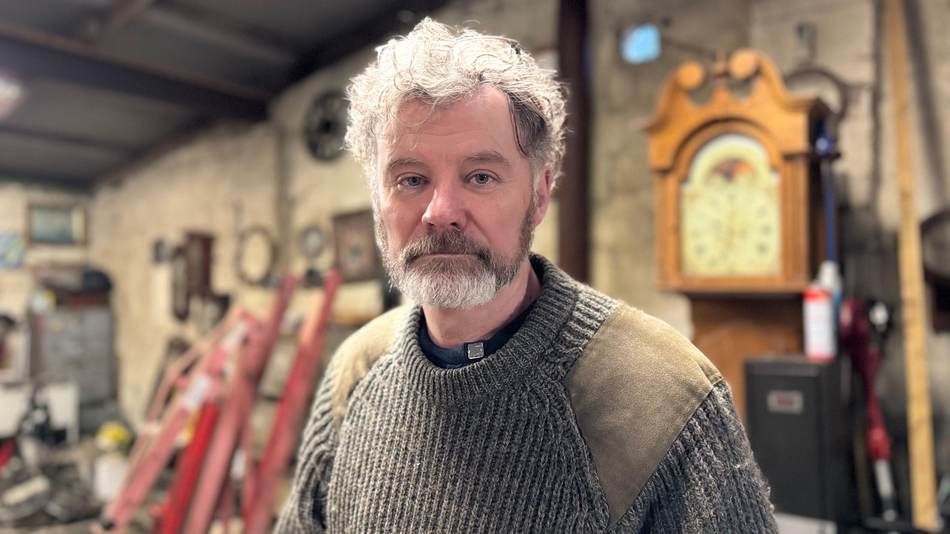 Moj prijatelj Henri crvendać: Kako je ptičica postala svetski popularna 2 automehaničar, automehaničar u radionici