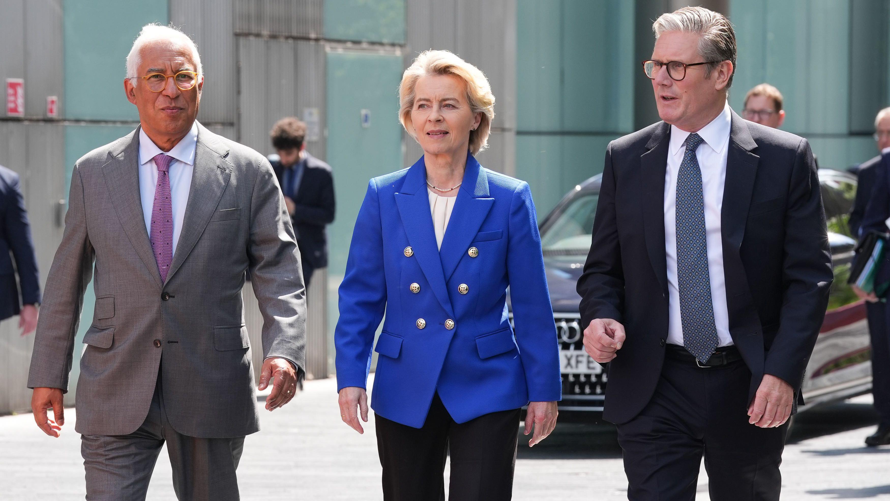 رئيس المجلس الأوروبي أنطونيو كوستا، ورئيسة المفوضية الأوروبية أورسولا فون دير لاين، ورئيس الوزراء البريطاني كير ستارمر. 19 مايو/ أيار 2025.
