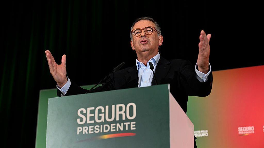 Seguro em um p&uacute;lpito onde se l&ecirc;: Seguro Presidente.