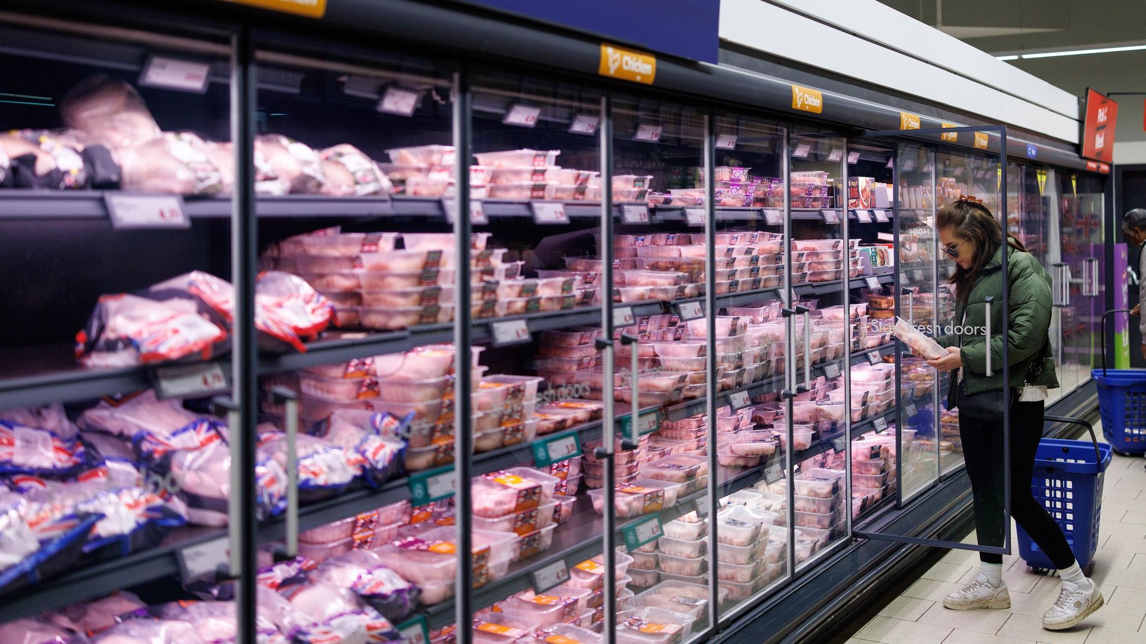 Žena kupuje meso u supermarketu