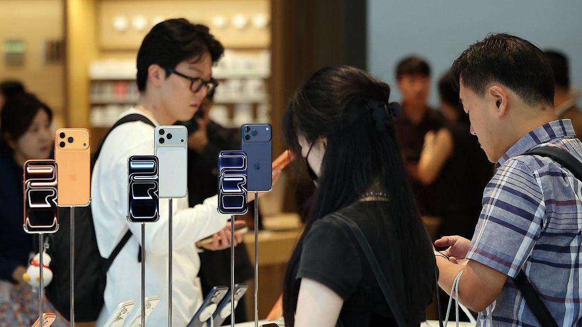 人們在蘋果專賣店內查看 iPhone。