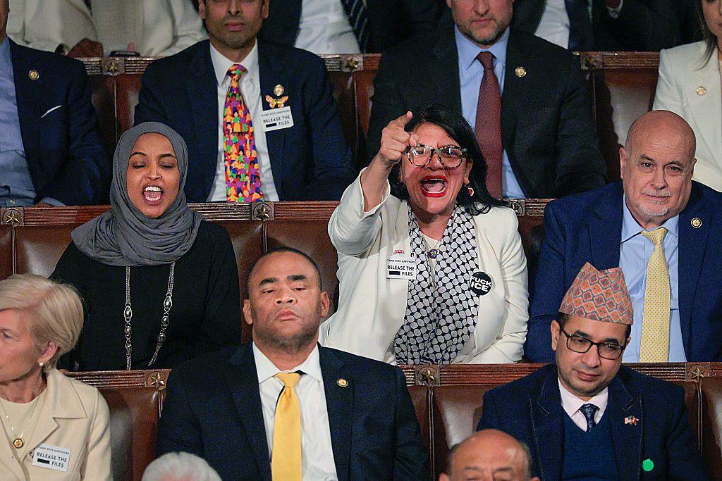 Las diputadas Rashida Tlaib y Ilhan Omar le gritan a Trump.