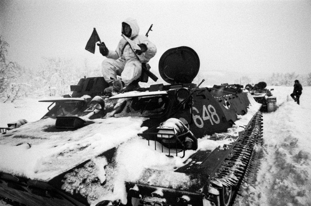 Soldados da URSS em tanques militares durante um exercício de treinamento nos arredores de Murmansk, Rússia