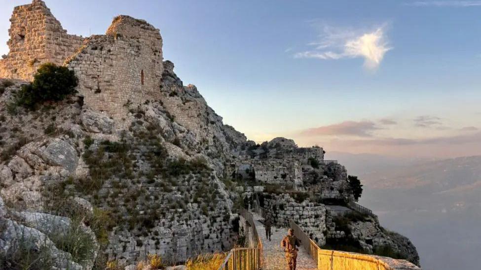 Una persona que parece ser un soldado israelí camina por el recinto de las ruinas de la fortaleza medieval de Beaufort, situada en una colina en el sur del Líbano.