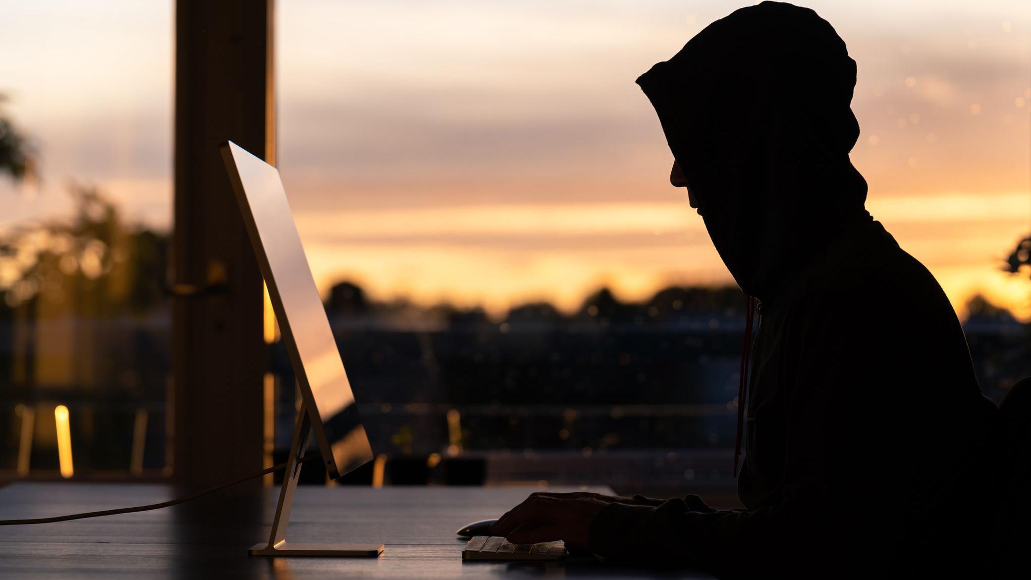 رجل يستخدم الكمبيوتر.