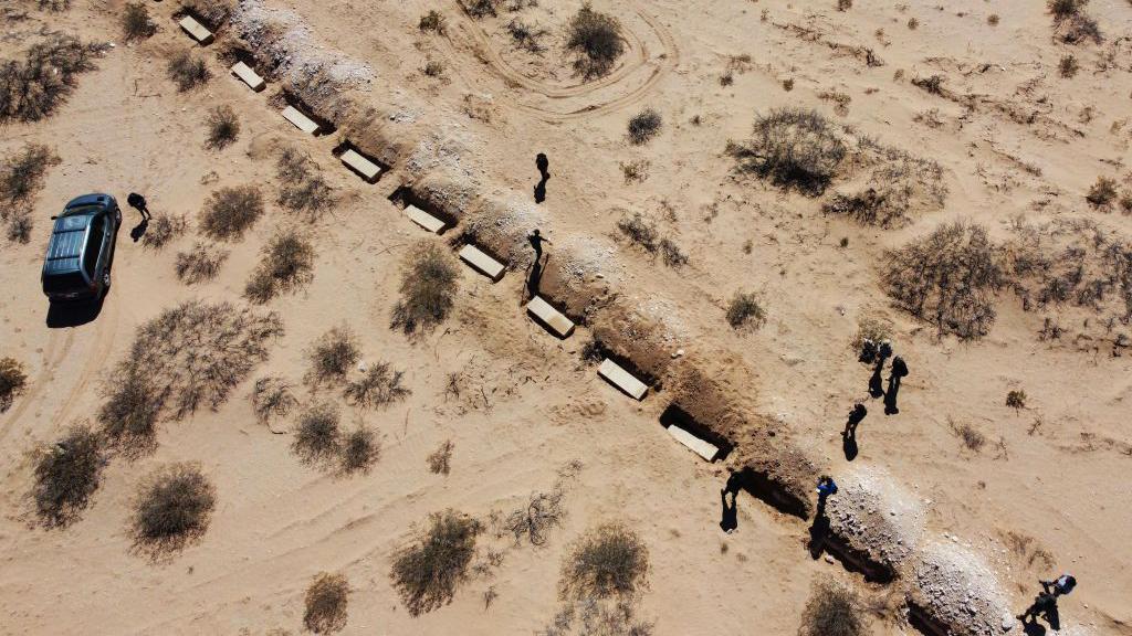Túmulos desenterrados de uma vala comum no México