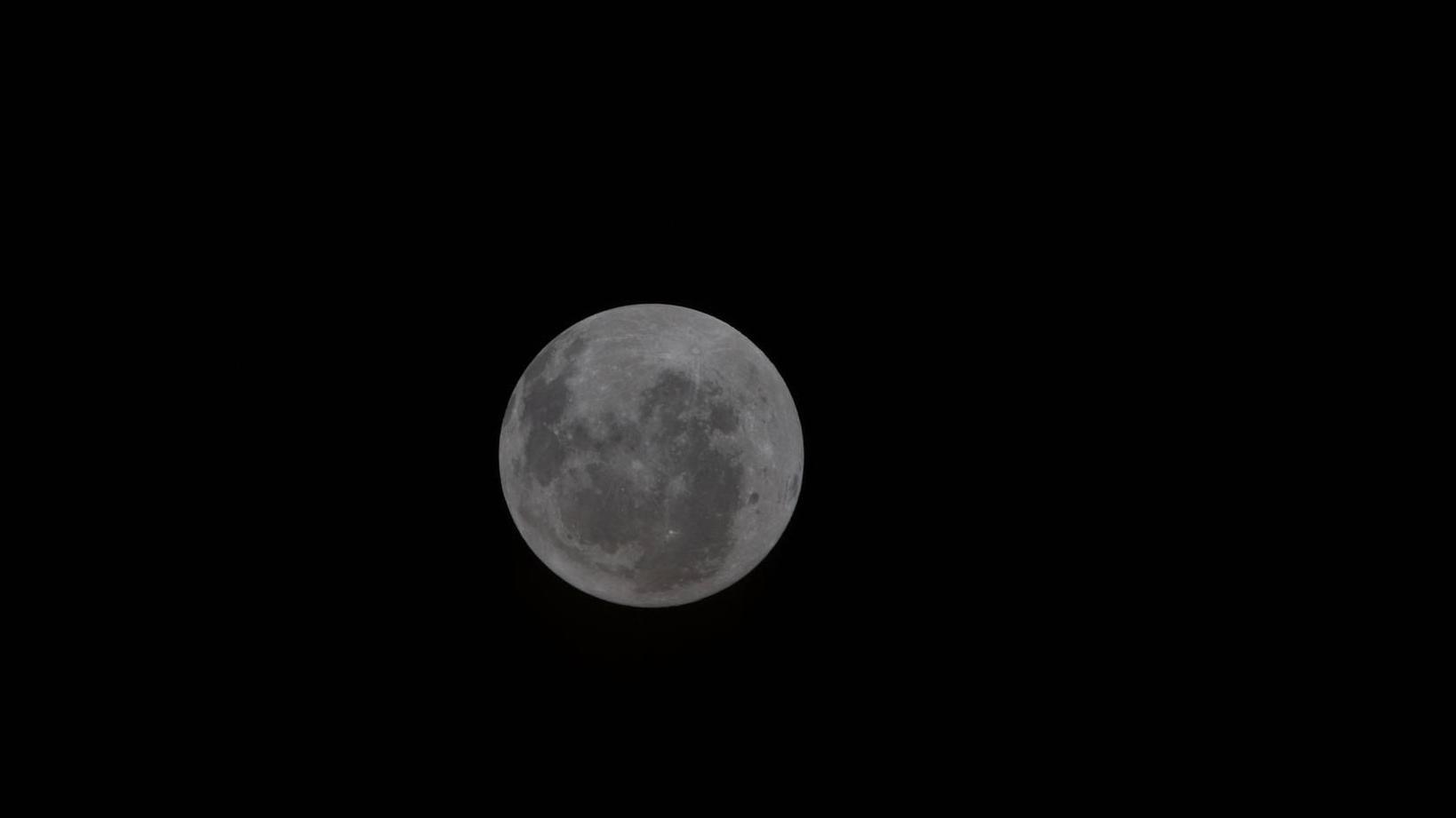 Pogled na Mesec iz letelice Orion, prvi put Orijentalski basen na desnoj ivici Meseca viđen ljudskim okom.