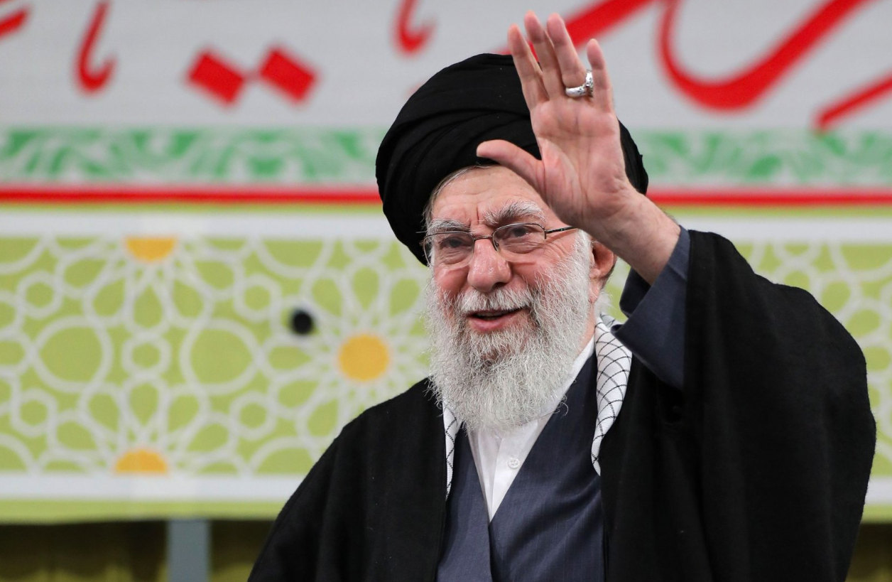 المرشد الأعلى الإيراني يلوح بيده 