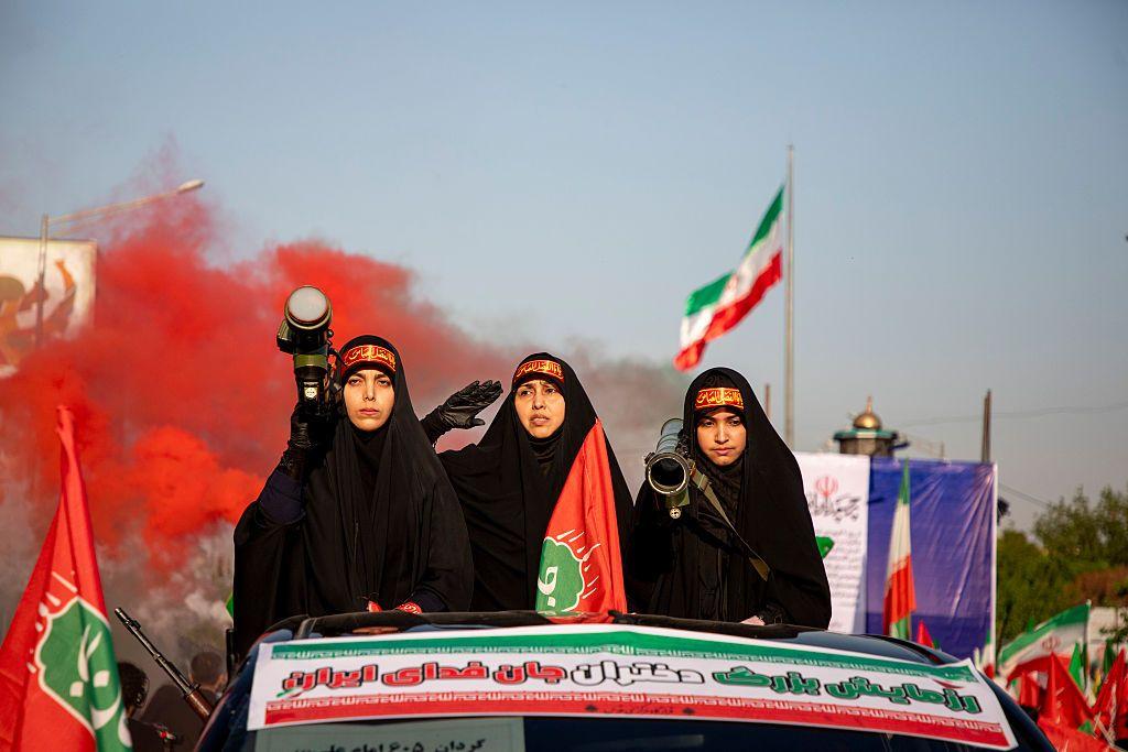 عکسی از برگزاری برنامه‌های خیابانی با عنوان «رزمایش بزرگ دختران جان‌فدای ایران»
