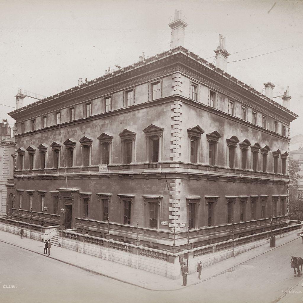 Osnovan 1836. godine u Pel Melu, Reformski klub je bio jedan od prvih klubova samo za muškarce u istoriji koji je dozvolio ženama da se učlane 1981. godine