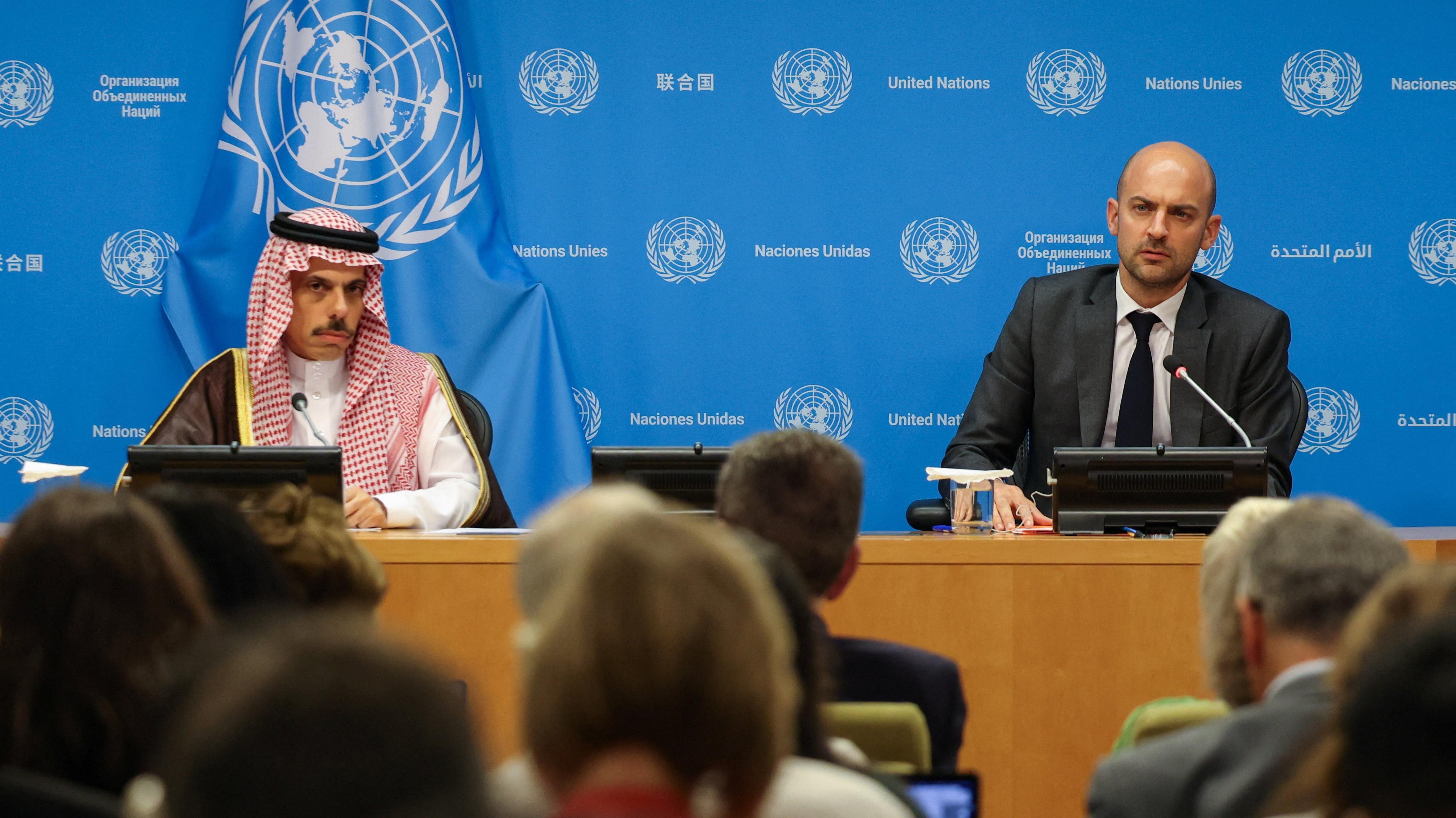 مؤتمر صحافي لوزيري الخارجية الفرنسي والسعودي في نيويورك في يوليو / تموز 2025 حول مؤتمر حلّ الدولتين