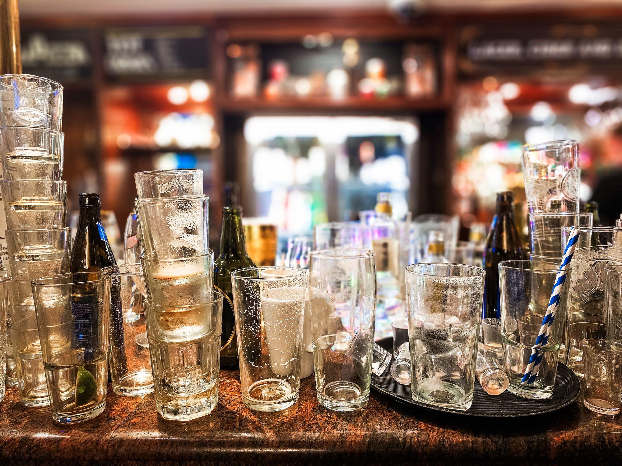 Vários copos em um bar