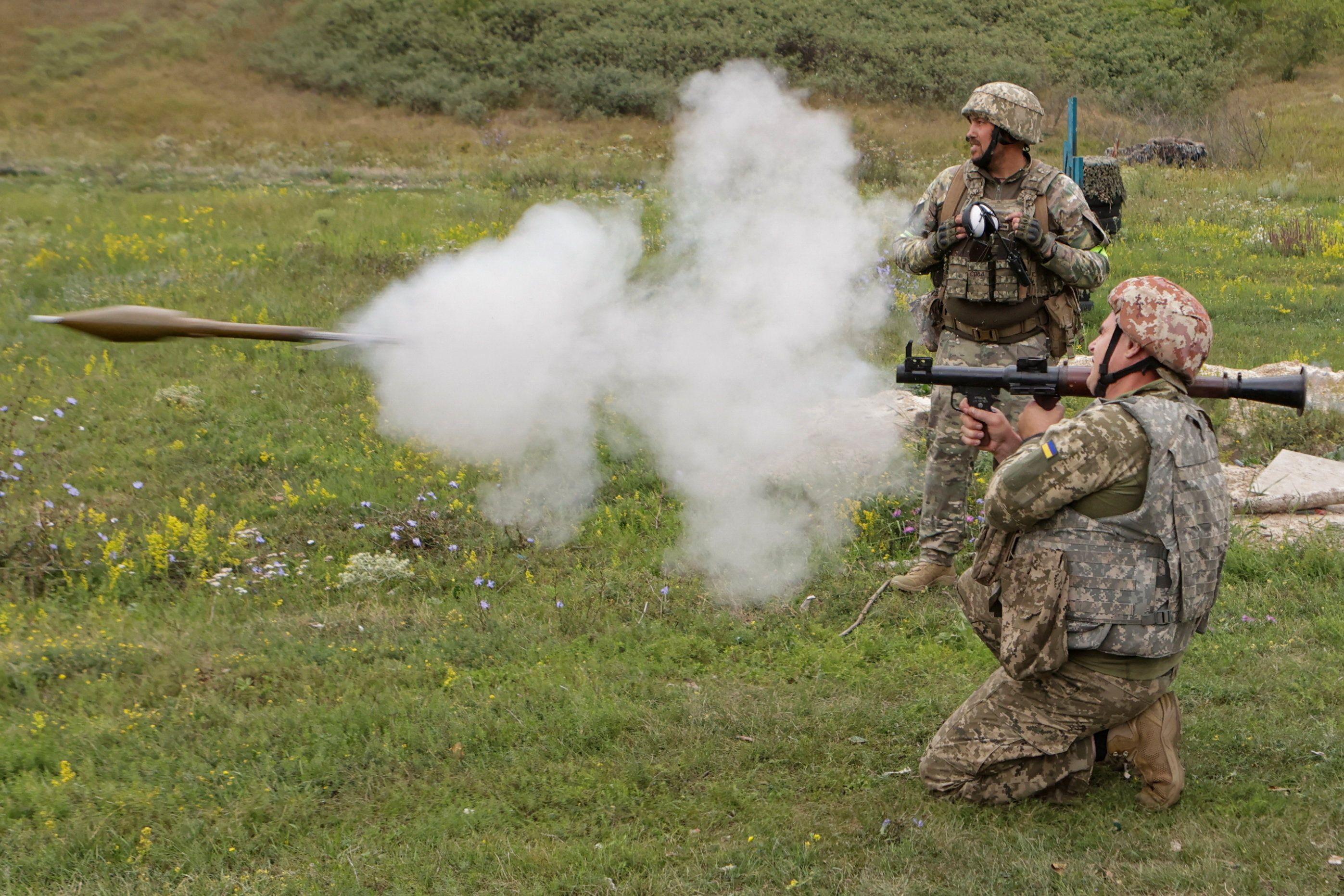 أفراد الخدمة في اللواء 58 للمشاة الآلية المنفصل التابع للقوات المسلحة الأوكرانية يستخدمون قاذفة قنابل آر بي جي-7 أثناء التدريبات العسكرية في ساحة تدريب، وسط هجوم روسي على أوكرانيا، في منطقة خاركيف، أوكرانيا، 11 أغسطس/آب 2025