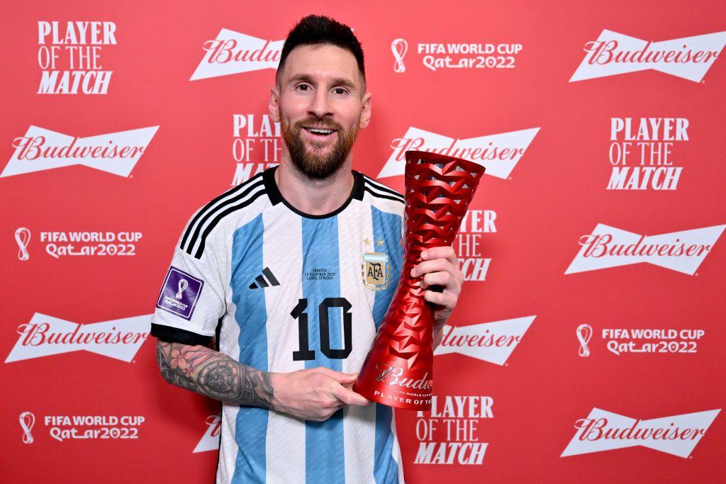Messi con el trofeo del jugador del partido