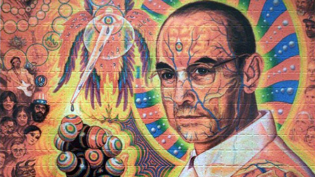 Un retrato del difunto químico suizo Albert Hoffman Packages aparece en una colección de papeles secantes de LSD expuesta durante una muestra titulada "LSD, los 75 años de un niño problemático" en la Biblioteca Nacional de Suiza.