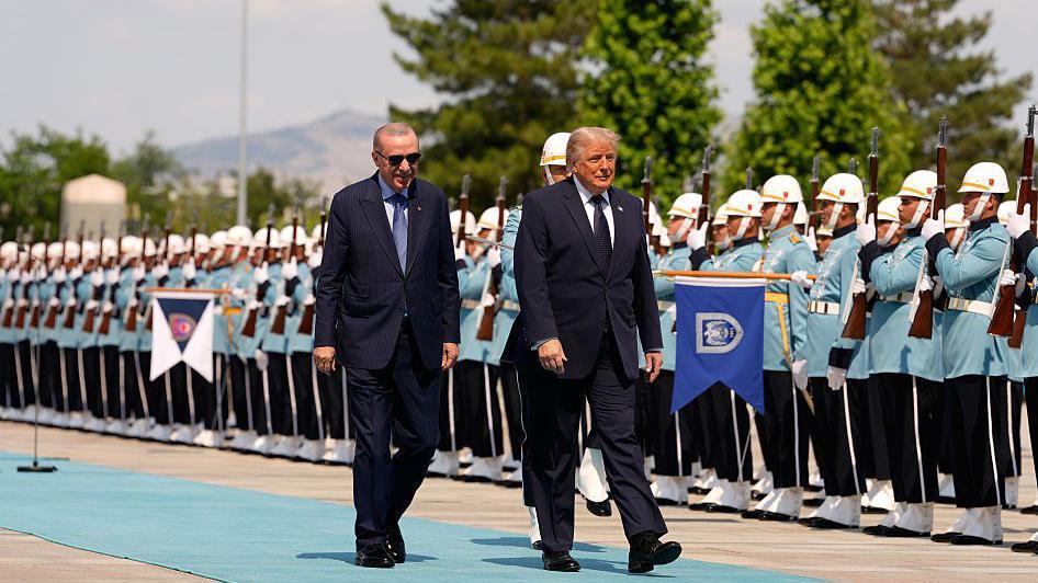 يسير الرئيس الأمريكي دونالد ترامب (يمين) إلى جانب الرئيس التركي رجب طيب أردوغان (يسار) خلال مراسم استقبال رسمية في المجمع الرئاسي ببيشتبه (القصر الرئاسي) على هامش قمة حلف شمال الأطلسي (الناتو)، وذلك في 7 يوليو/تموز 2026 في أنقرة، تركيا.