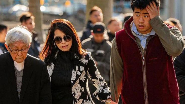 تريزا، زوجة جيمي لاي، وابنه شون-يان، رفقة الكاردينال جوزيف زين