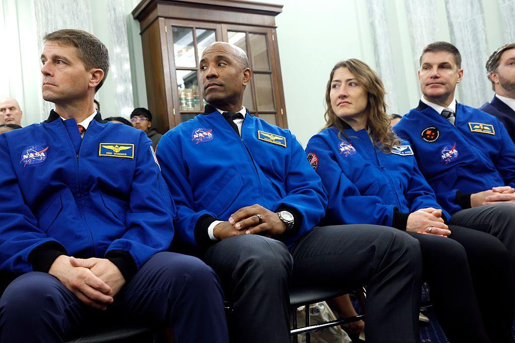 Los astronautas de la Artemis II (de izquierda a derecha): el comandante Reid Wiseman, el piloto Victor Glover y los especialistas de misión Christina Koch y Jeremy Hansen.