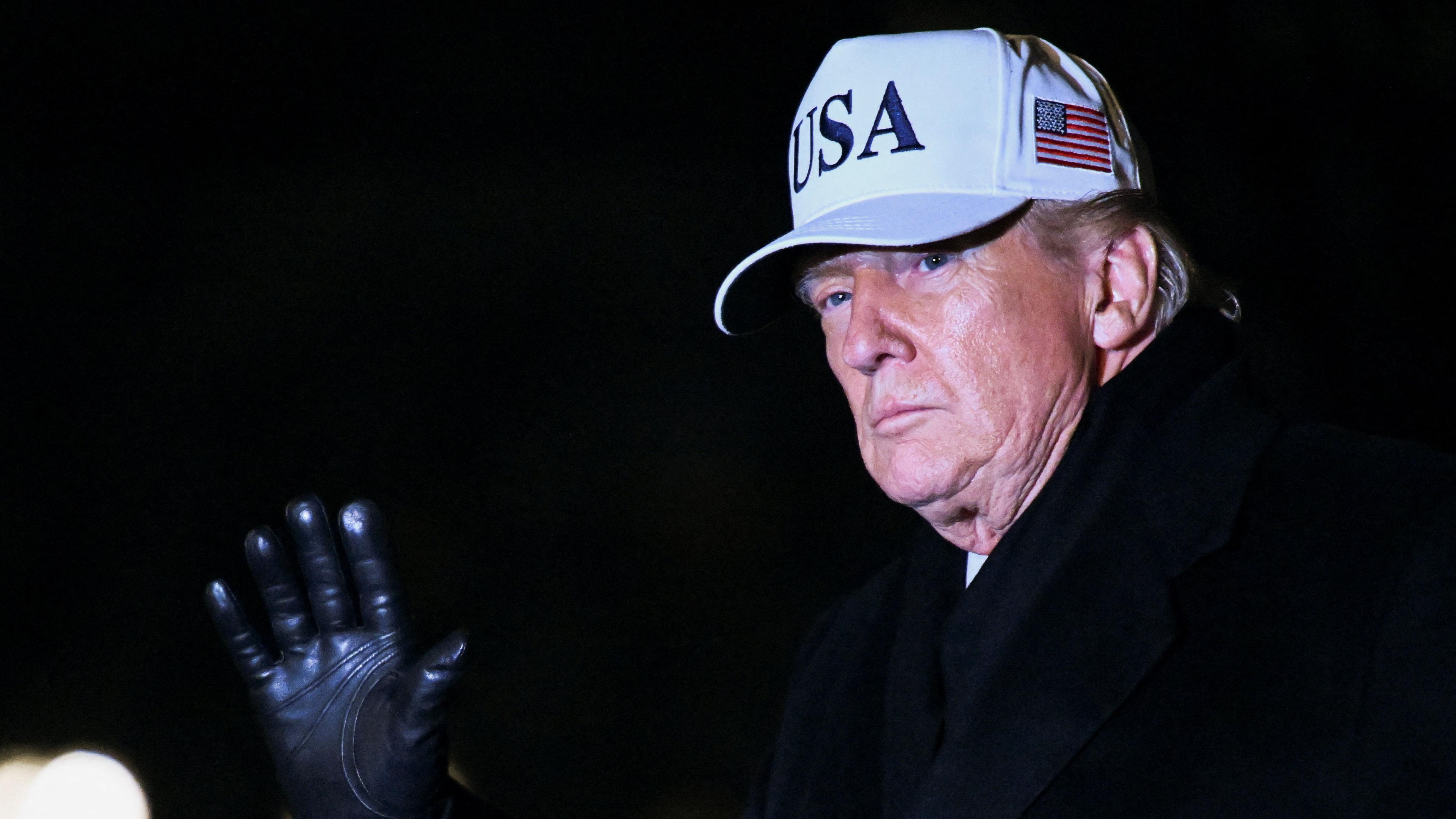 ترامب يحث إيران على التوصل لاتفاق ويهدد بهجوم أسوأ من العام الماضي، وعراقجي يحذّر من أن بلاده ستردّ بقوة على أي عملية عسكرية أمريكية 