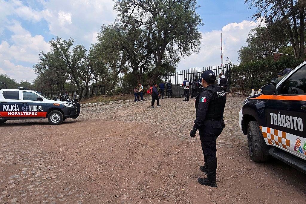 Policías en un acceso de las pirámides de Teotihuacán, en Méxioc