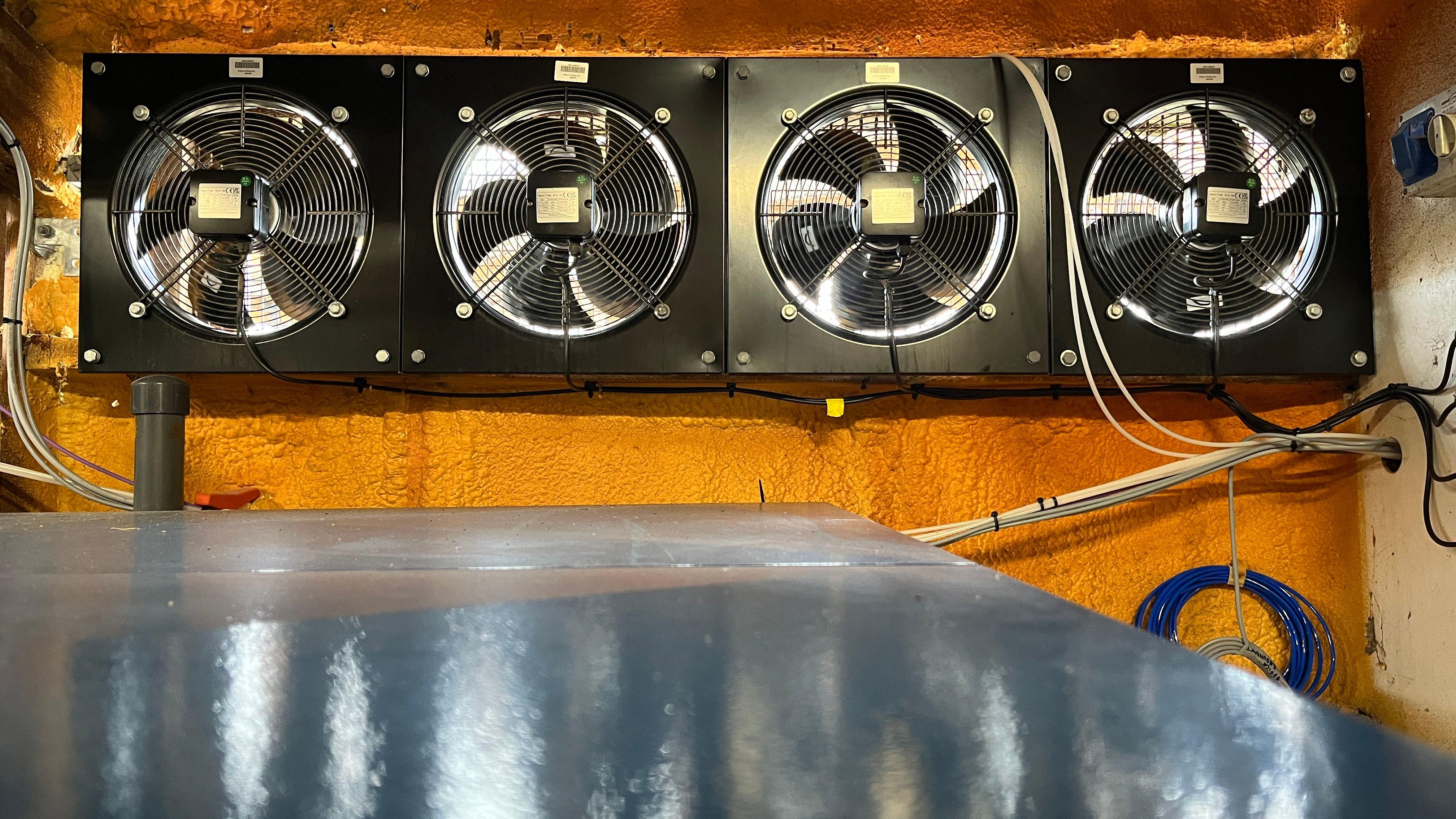 Quatro ventiladores girando dentro das instalações do SeaCURE em Weymouth