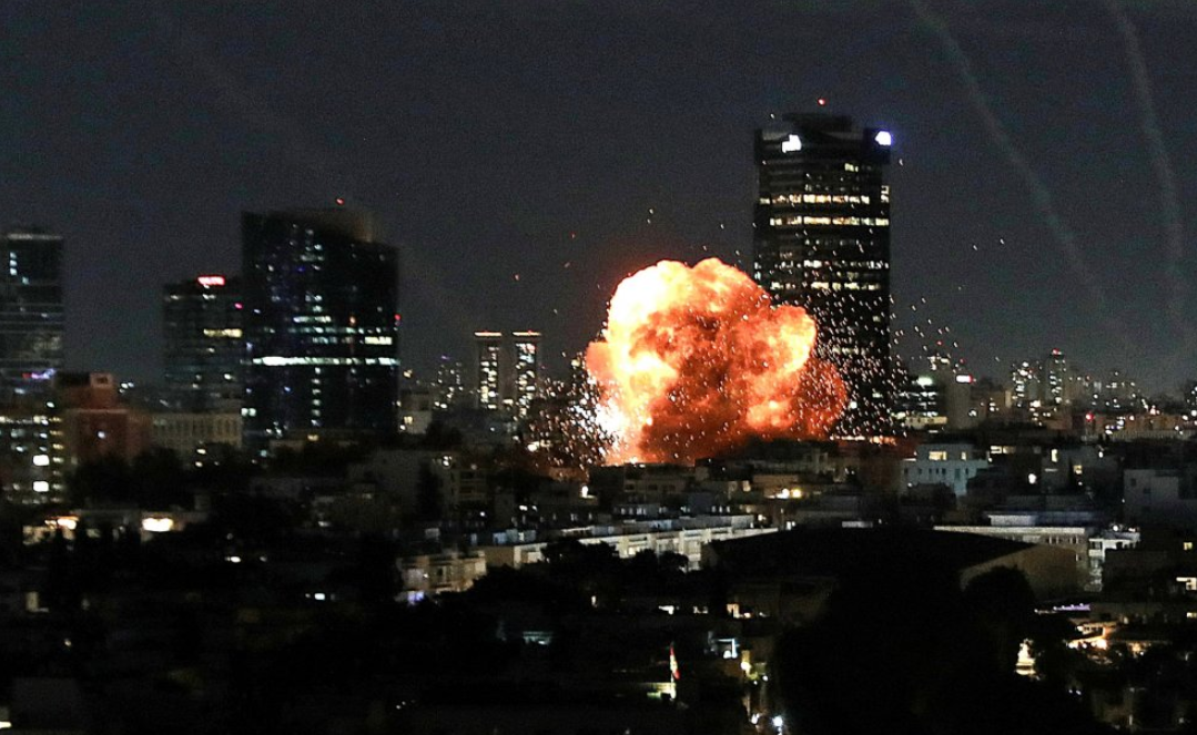 Explosión en Tel Aviv por un presunto ataque iraní en la madrugada del domingo.