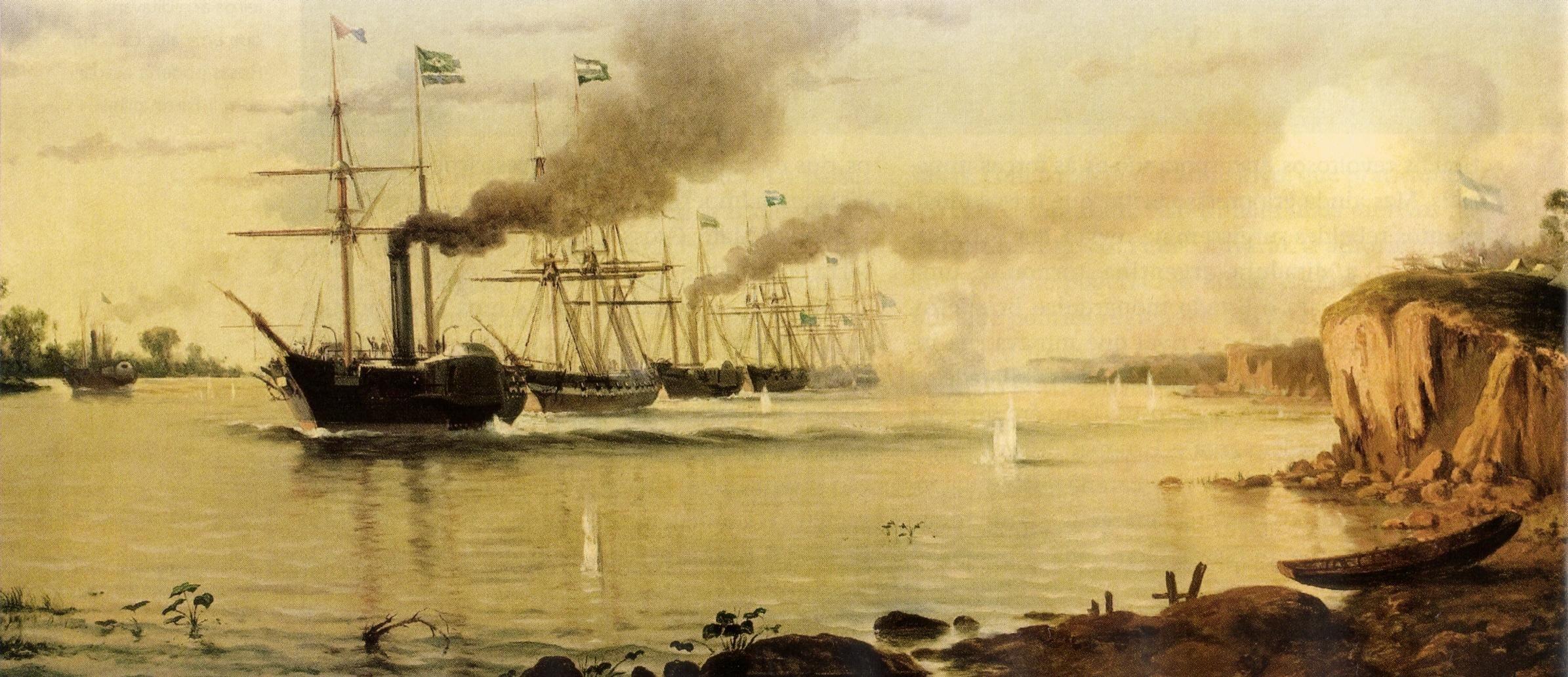 A imagem retrata uma esquadra de navios de guerra navegando por um rio durante um confronto militar. Embarca&ccedil;&otilde;es a vapor e &agrave; vela avan&ccedil;am sob colunas de fuma&ccedil;a, enquanto proj&eacute;teis atingem a &aacute;gua ao redor e uma margem rochosa aparece &agrave; direita, refor&ccedil;ando o cen&aacute;rio de combate.