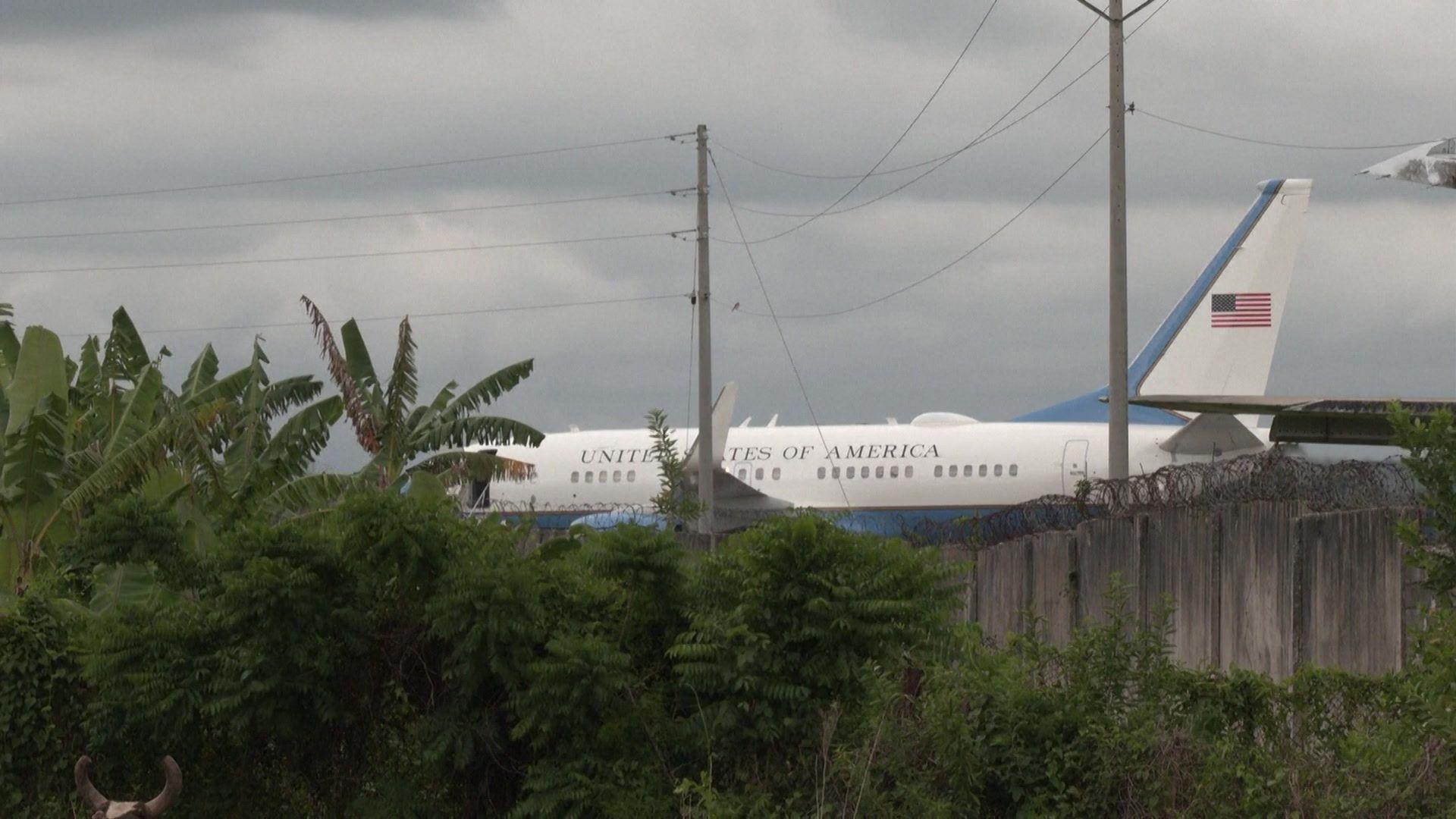 Un avión blanco con letras azules que dicen 