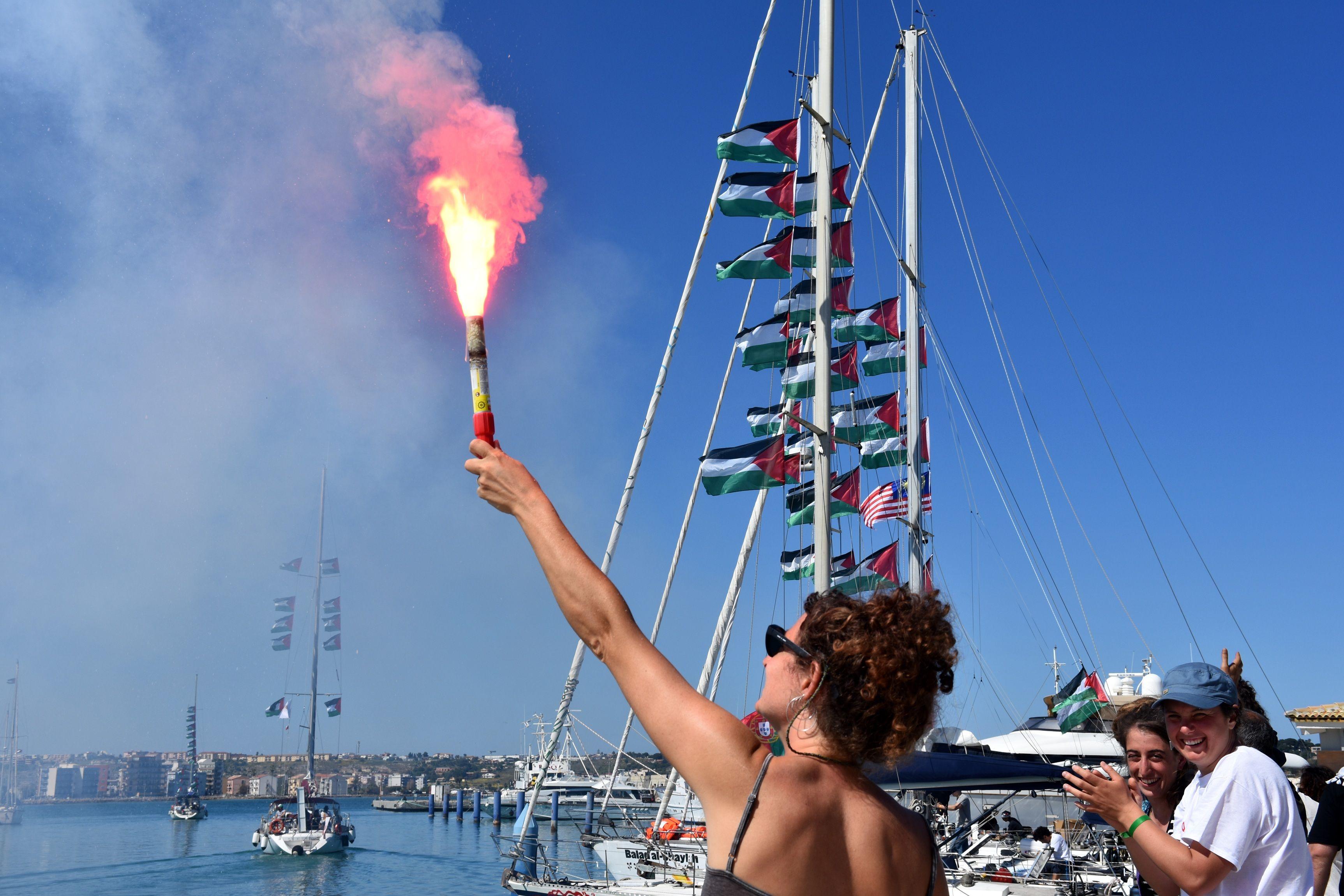 قوارب تابعة لـ "أسطول الصمود العالمي" الهادف إلى كسر الحصارعلى غزة وإيصال المساعدات الإنسانية من جزيرة صقلية في إيطاليا في 26 أبريل/نيسان 2026.