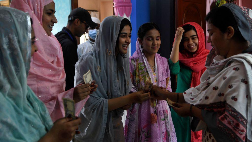 মেয়েরা ঈদের সালামি নিচ্ছে