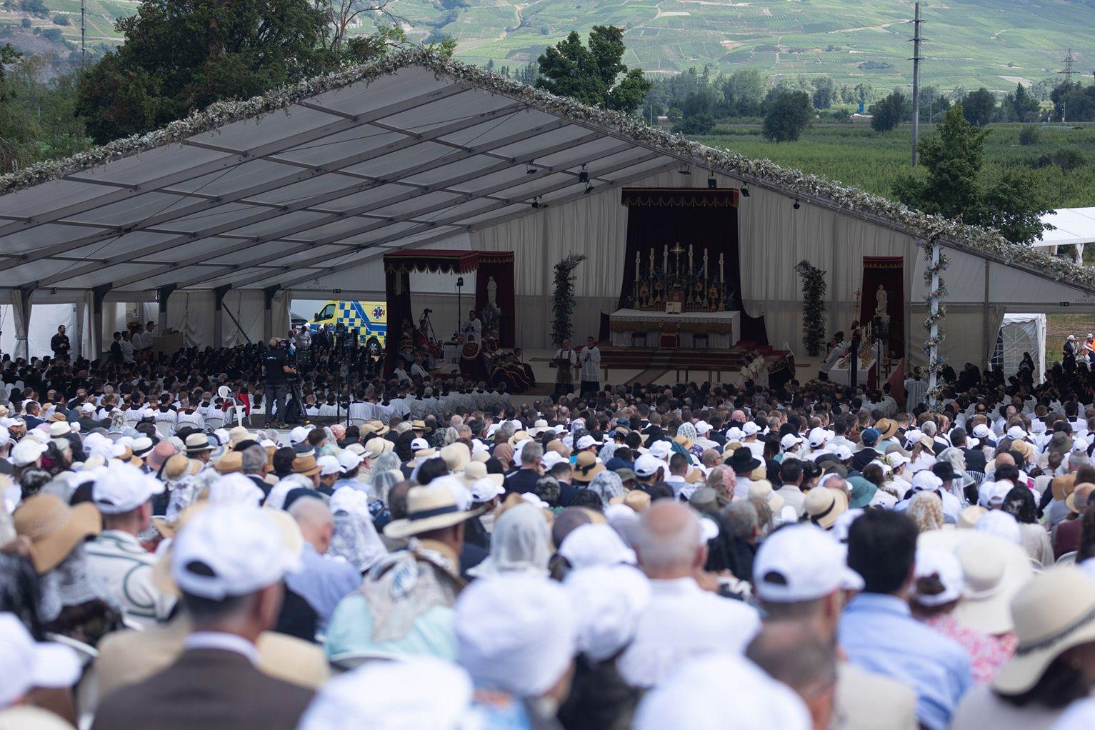 Imagem de multidão de fiéis reunidos para sagrações da FSSPX em Ecône em 1º de julho de 2026