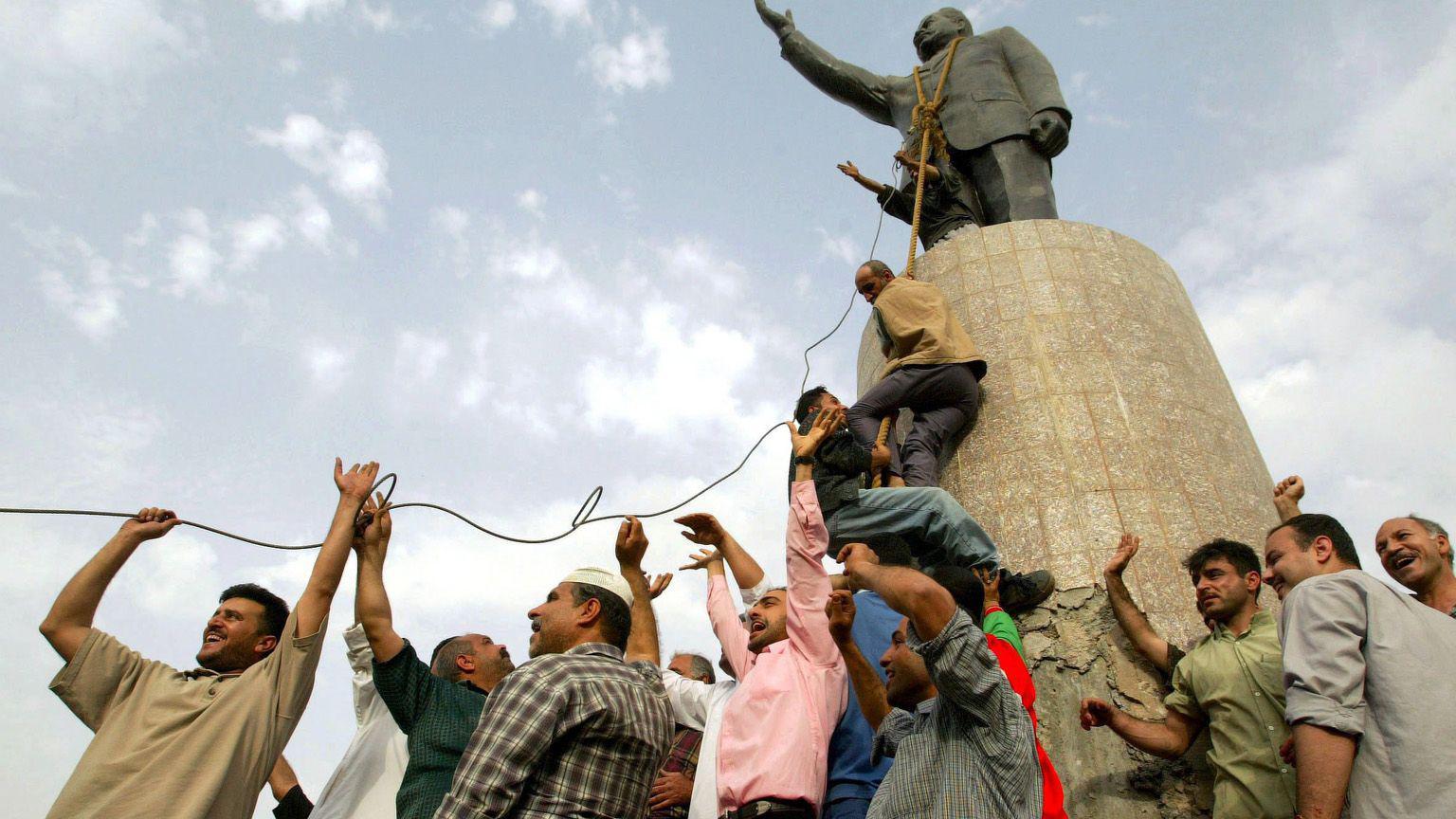 伊拉克領導人薩達姆·侯賽因的一尊雕像在巴格達市中心被推倒。