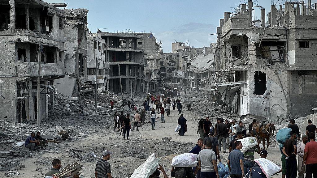 Banyak bangunan sudah hancur saat warga Palestina kembali ke area Khan Younis.