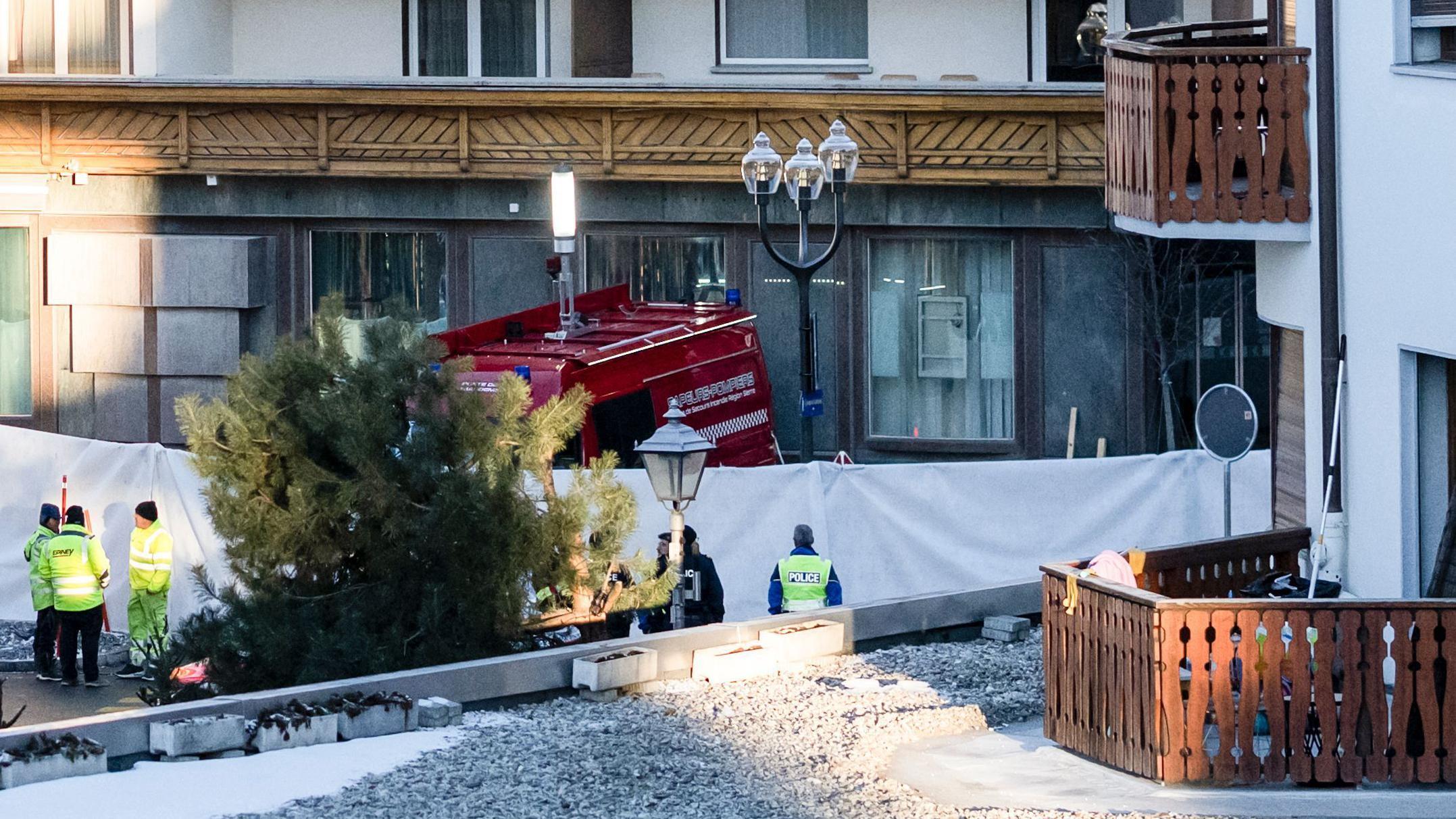 Desetine ljudi stradalo u požaru u ski centru u Švajcarskoj 1 Policajci stoje pored mesta gde je izbio požar