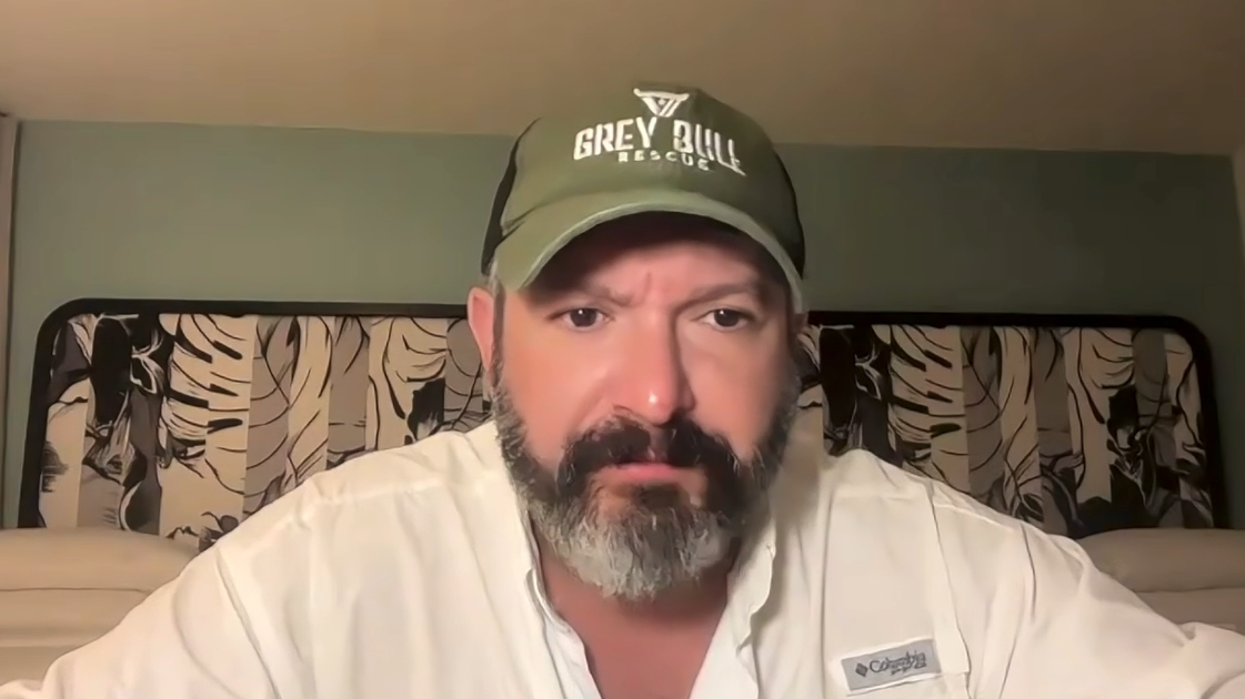 Bryan Stern, con barba, una gorra verde y camisa blanca.