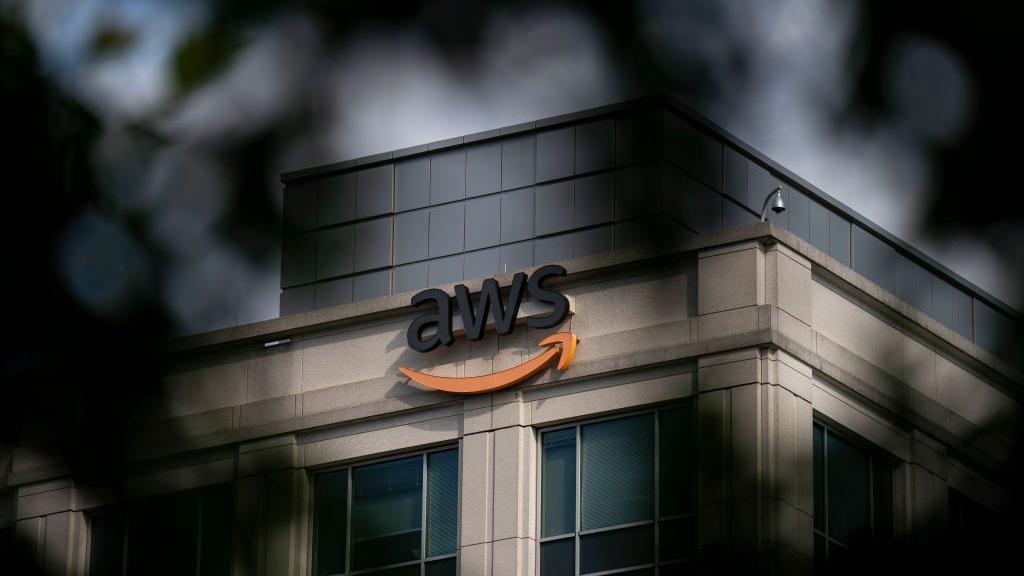 Fachada de oficinas de AWS en Virginia, Estados Unidos.