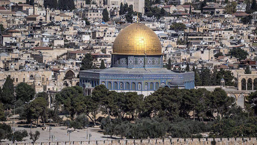 الشرطة الإسرائيلية منعت "آلاف المصلين" الفلسطينيين من الدخول إلى المسجد الأقصى