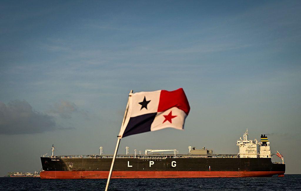 Barco en el canal de Panamá