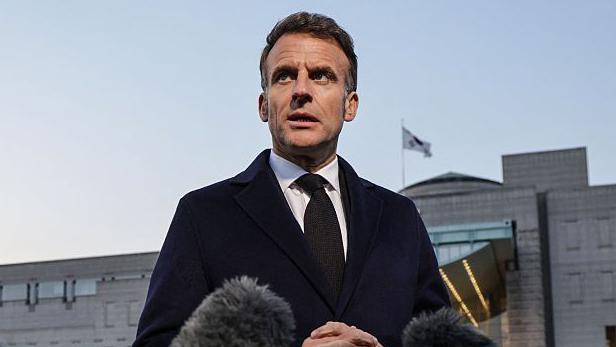 El presidente Emmanuel Macron, habla con la prensa durante una visita al Monumento Conmemorativo de la Guerra de Corea en Seúl.