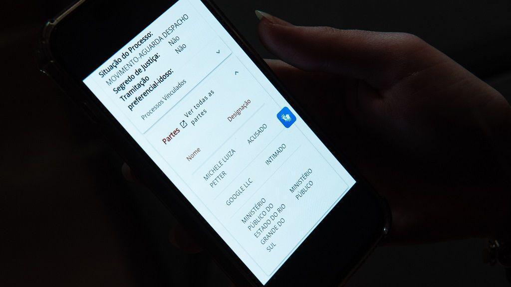 Tela de celular mostra dados do processo de Michele
