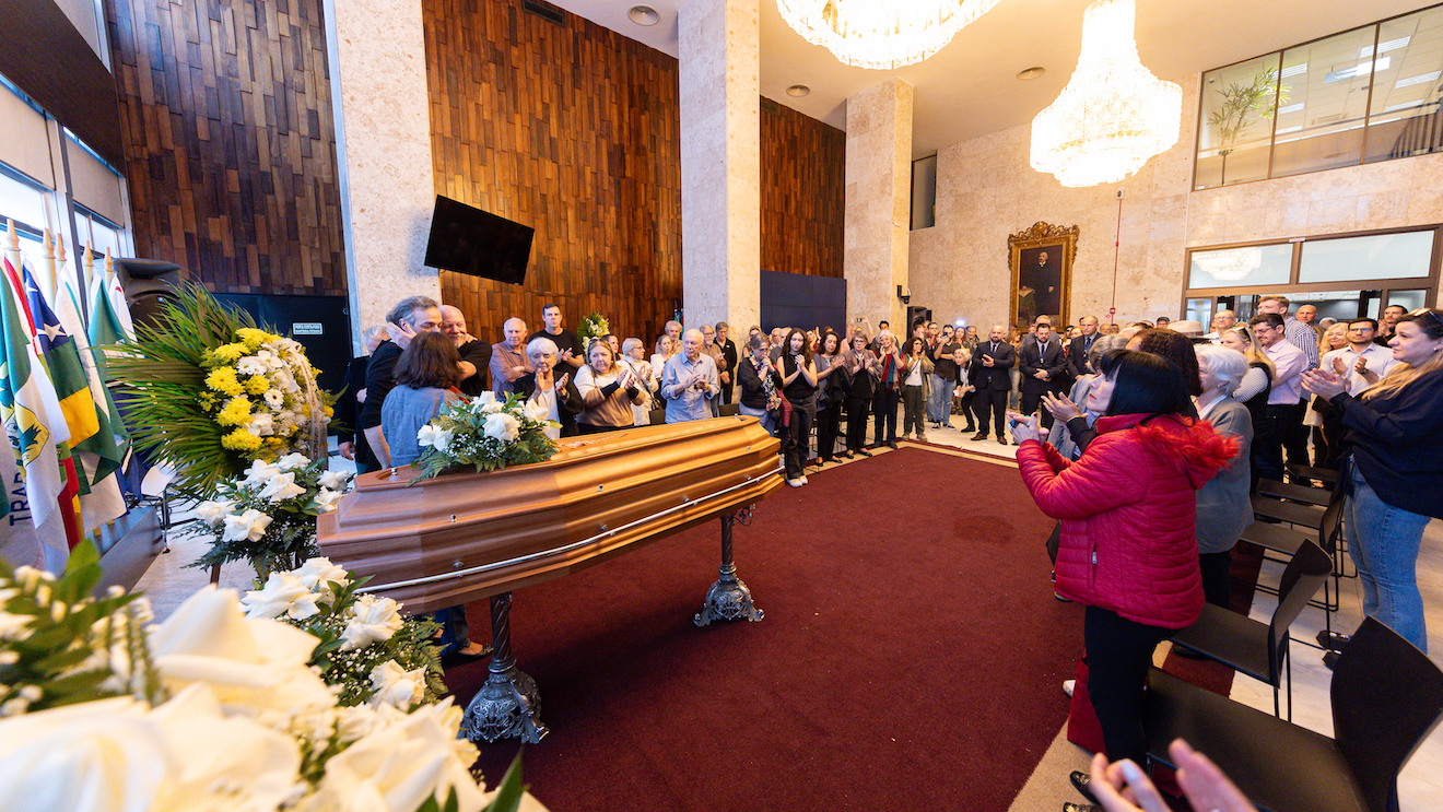 Público aplaude ao final do velório de Luis Fernando Verissimo na Assembleia Legislativa