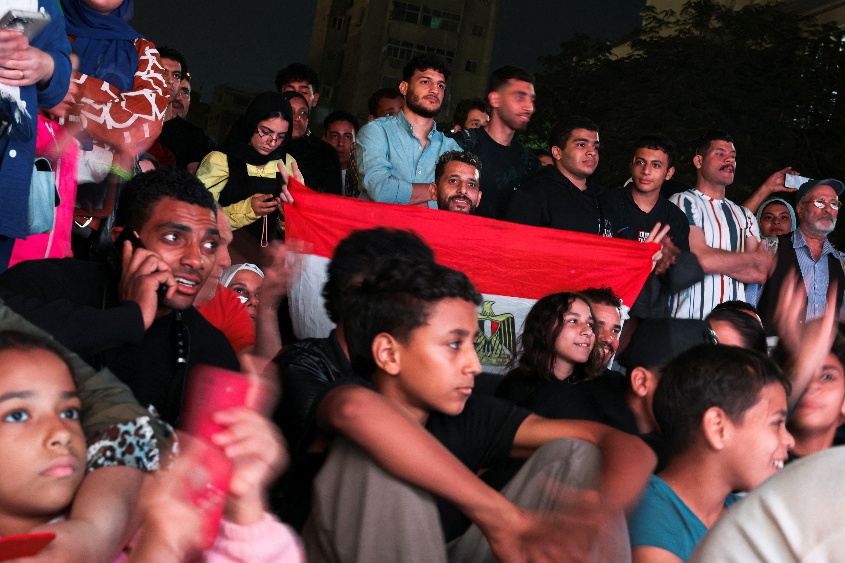 مصريون يتابعون حفل افتتاح المتحف المصري الكبير على شاشة كبيرة قرب ميدان التحريرفي القاهرة