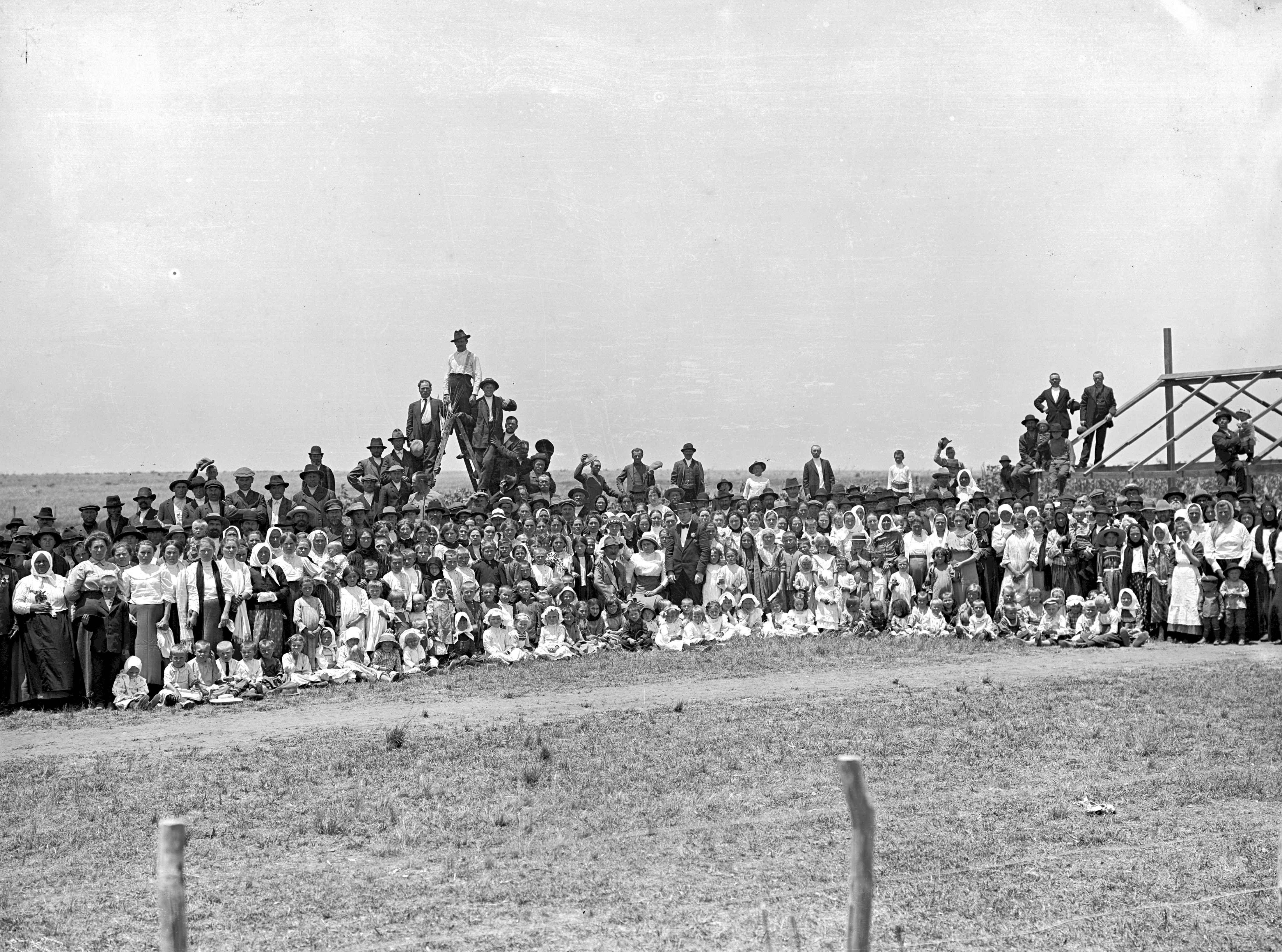 Familias colonizadoras rusas posan para una foto en Río Negro poco después de su llegada para fundar San Javier. 