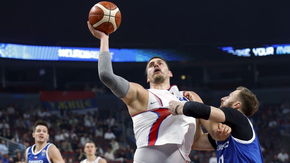 nikola jokić u meču protiv češke